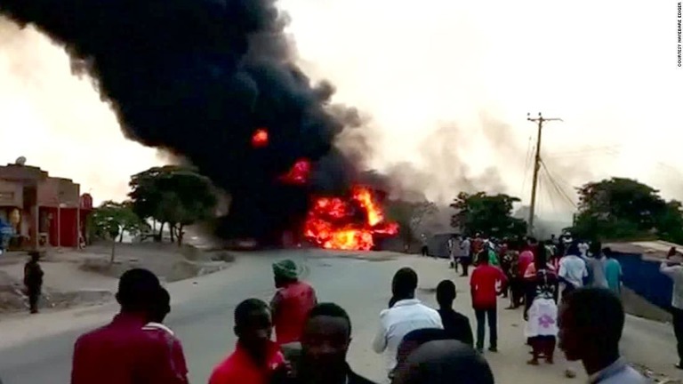 タンクローリーが爆発し、少なくとも１７人が死亡した/Courtesy Nayebare Ediger