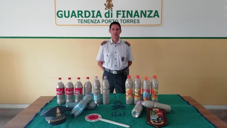 約４０キロの白砂が入ったペットボトル１４本が押収された/Guardia di Finanza