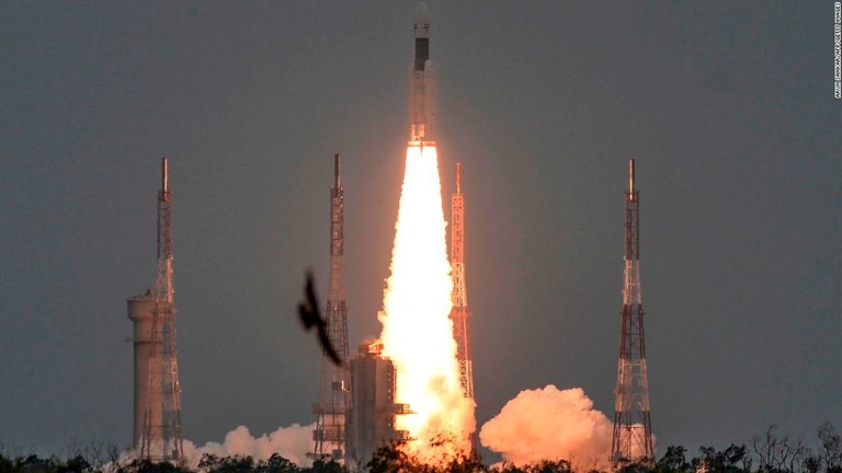 チャンドラヤーン２号の打ち上げの様子。このたび、月の周回軌道に乗ったことがわかった/ARUN SANKAR/AFP/Getty Images