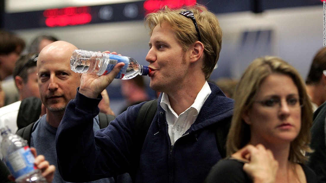 サンフランシスコ空港 飲料水のペットボトル販売を禁止 Cnn Co Jp