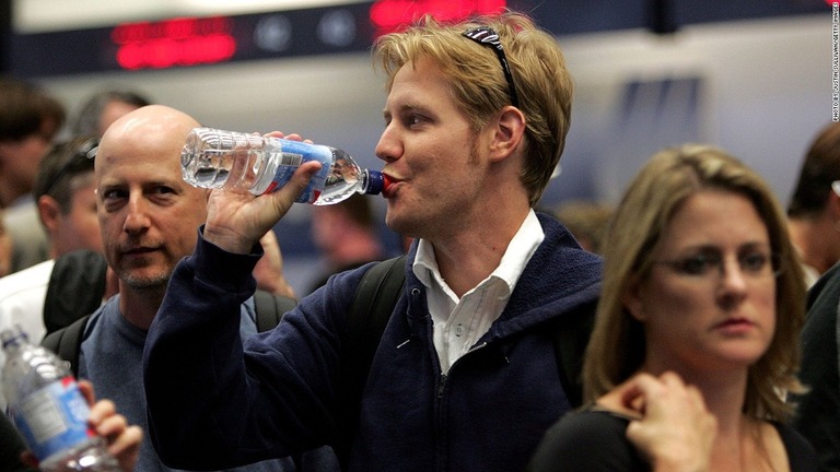 米サンフランシスコ空港がペットボトル入り飲料水の販売を禁止した/Photo by Justin Sullivan/Getty Images