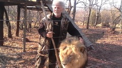 南アの「ライオンマン」、ロッジで飼育のライオンに襲われ死亡