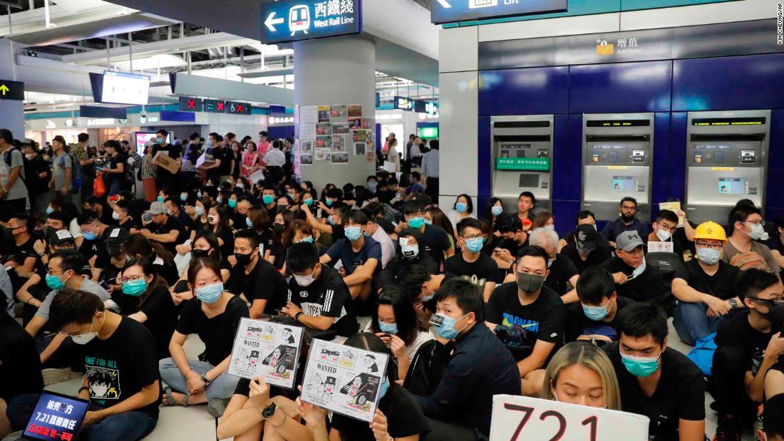 襲撃事件から１カ月となり、現場の駅で座り込みのデモが行われた/Kin Cheung/AP