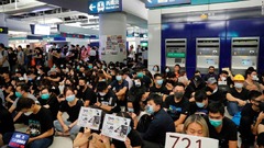 暴力集団によるデモ隊襲撃から１カ月、現場駅で座り込み　香港