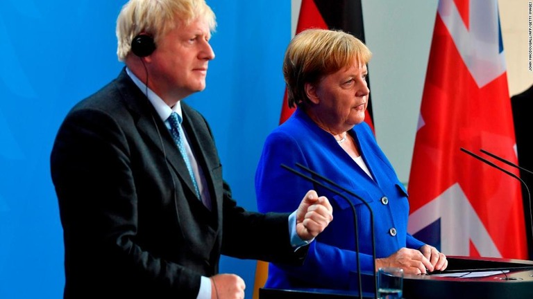メルケル独首相（右）がジョンソン英首相に対し、国境問題の代替案を提示するよう求めた＝２１日、独ベルリン/John MacDougall/AFP/Getty Images
