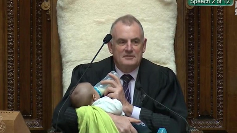 ニュージーランド国会のトレバー・マラード議長が乳児に授乳しながら議事を進行した/Trevor Mallard