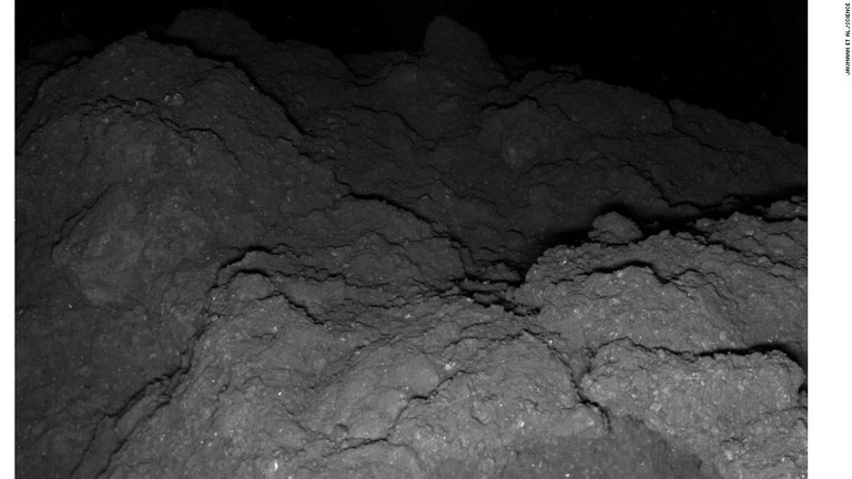 着陸機から送られてきた小惑星「リュウグウ」の地表の画像/Jaumann et al./Science