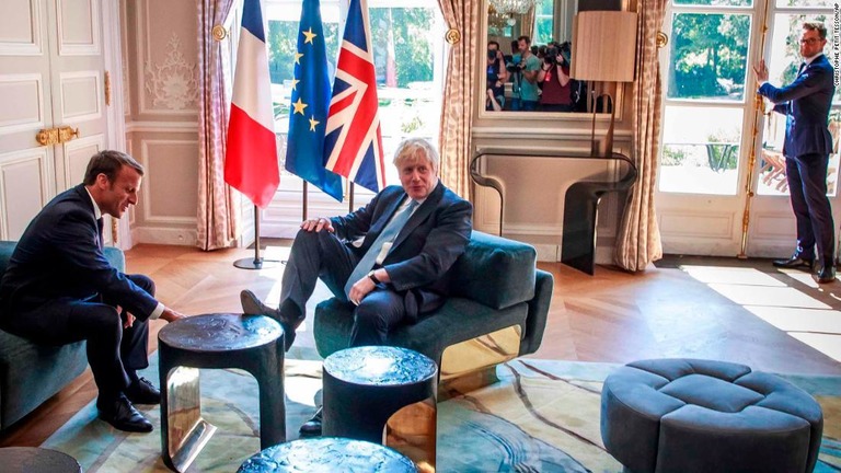フランスのマクロン大統領（左）と英国のジョンソン首相がパリで会談/Christophe Petit Tesson/AP