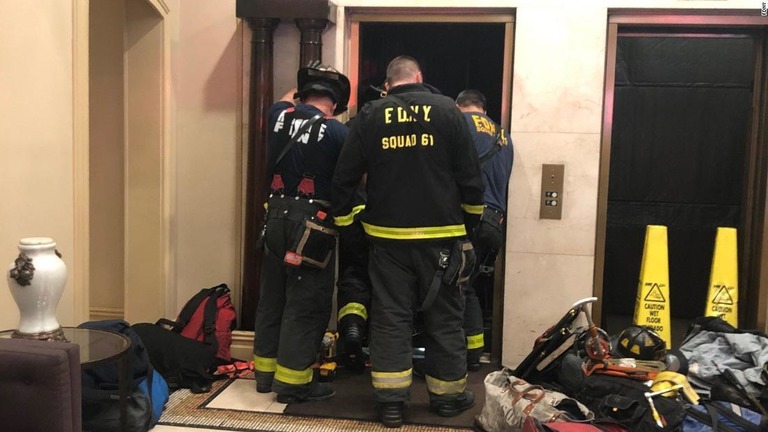 ニューヨークの高層住宅で、男性がエレベーターにはさまれて死亡した/FDNY