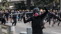 香港でまた衝突、警察が催涙ガス発射　デモは１２週目に