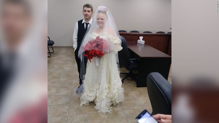 新婚カップルが裁判所での結婚式を終えた直後に事故で死亡する出来事があった/from Facebook