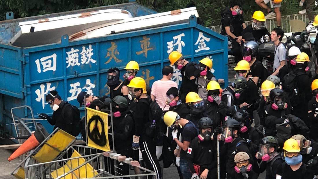 バリケードを作るデモ参加者＝２４日、香港・観塘/CNN