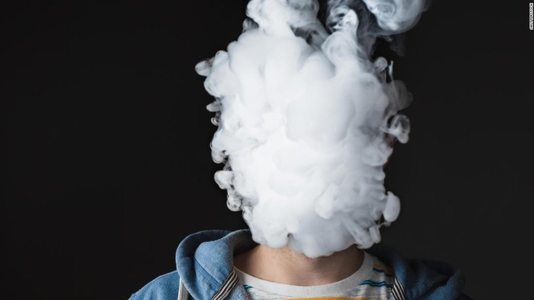 電子たばこが原因とみられる肺疾患によって成人が死亡する事例が報告された/Shutterstock 