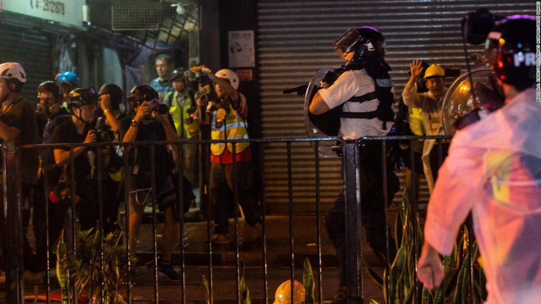 銃口を向ける香港警察＝２５日/Billy H.C. Kwok/Getty Images AsiaPac/Getty Images