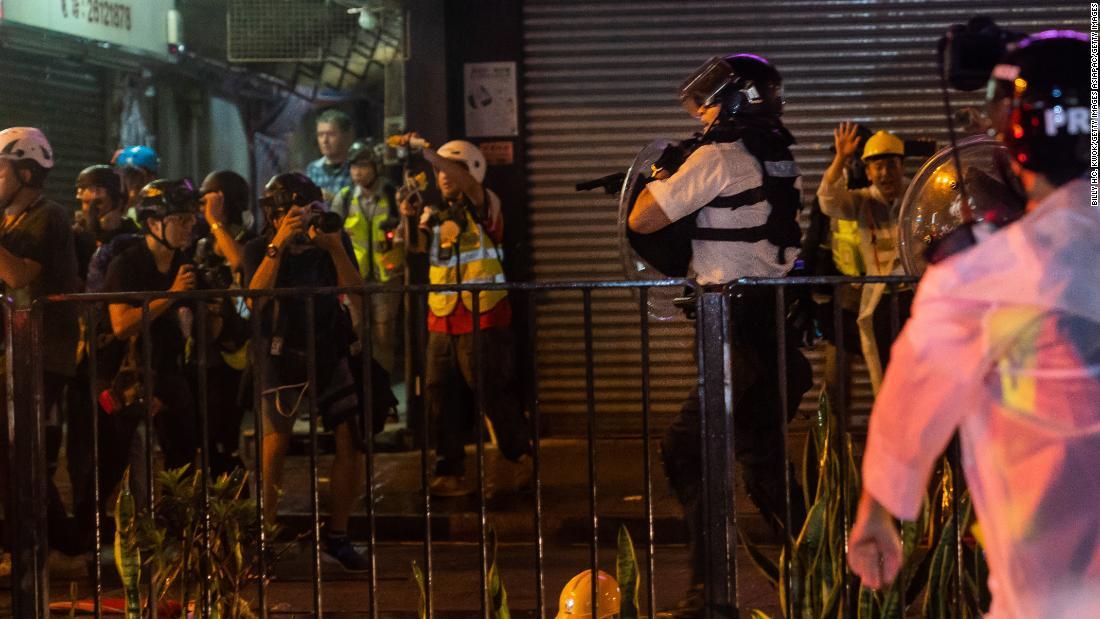 銃口を向ける香港警察=25日/Billy H.C. Kwok/Getty Images AsiaPac/Getty Images