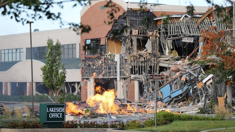 ショッピングセンターでガス爆発があり、建物の正面部分が倒壊した/Howard County Fire and Rescue/Facebook