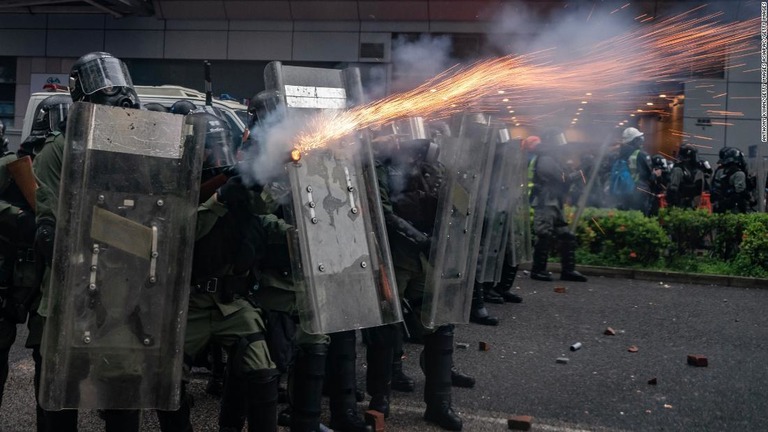 警察機動隊がデモ隊に催涙ガスを発射する様子＝２５日、香港/Anthony Kwan/Getty Images AsiaPac/Getty Images