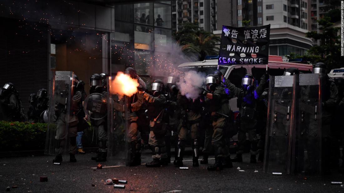 警察が催涙ガスを発射する様子＝２５日/LILLIAN SUWANRUMPHA/AFP/AFP/Getty Images