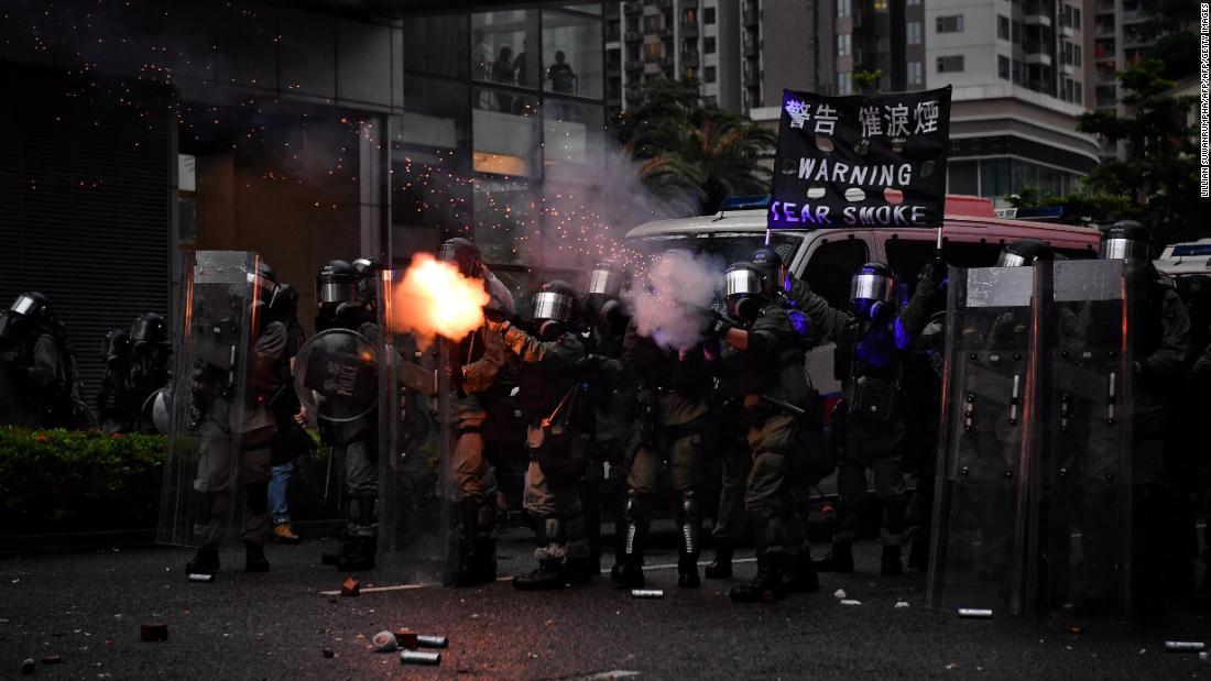 警察が催涙ガスを発射する様子=25日/LILLIAN SUWANRUMPHA/AFP/AFP/Getty Images