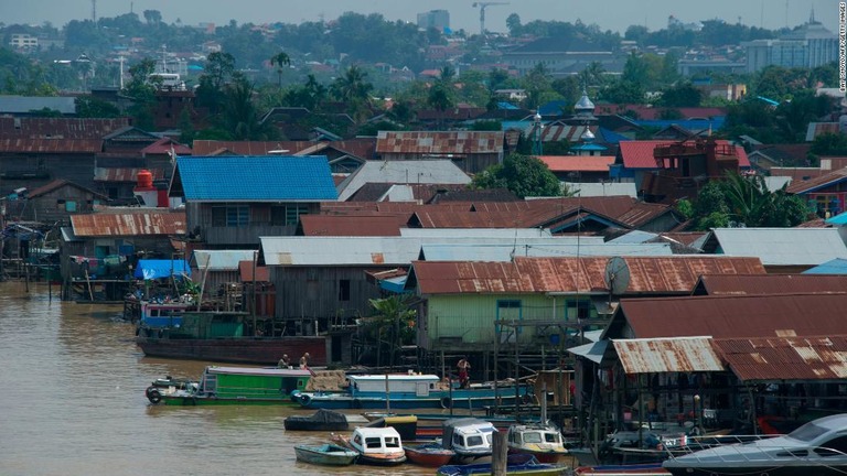 移転先に近いサマリンダの川にある水上住宅/BAY ISMOYO/AFP/Getty Images