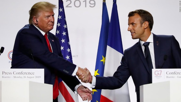 共同記者会見で握手するトランプ米大統領（左）とマクロン仏大統領/Francois Mori/AP