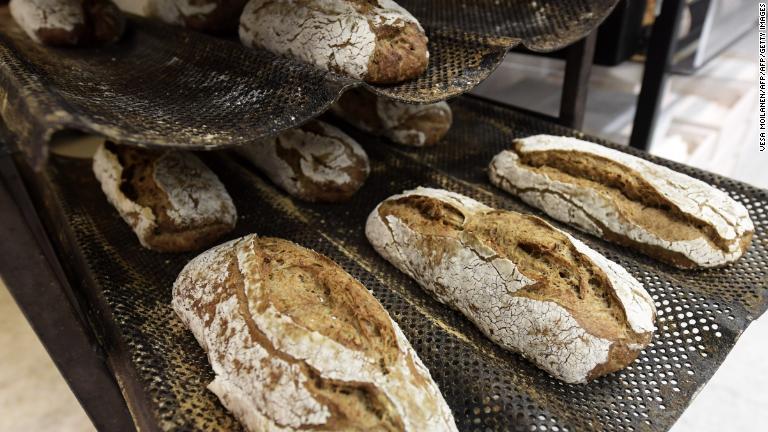 フィンランドのスーパーで売られているパンの中には乾燥したコウロギの粉末を混ぜ合わせたものも/VESA MOILANEN/AFP/AFP/Getty Images