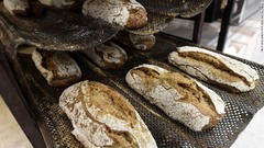 フィンランドのスーパーで売られているパンの中には乾燥したコウロギの粉末を混ぜ合わせたものも