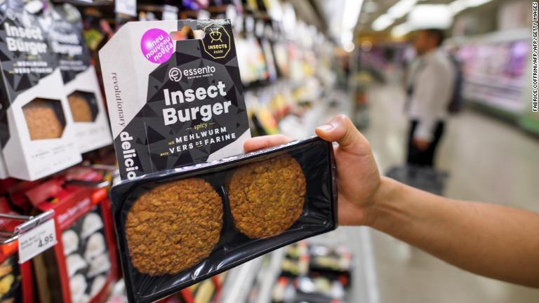 スイスのスーパーで売られている、調理前の「虫バーガー」/FABRICE COFFRINI/AFP/AFP/Getty Images