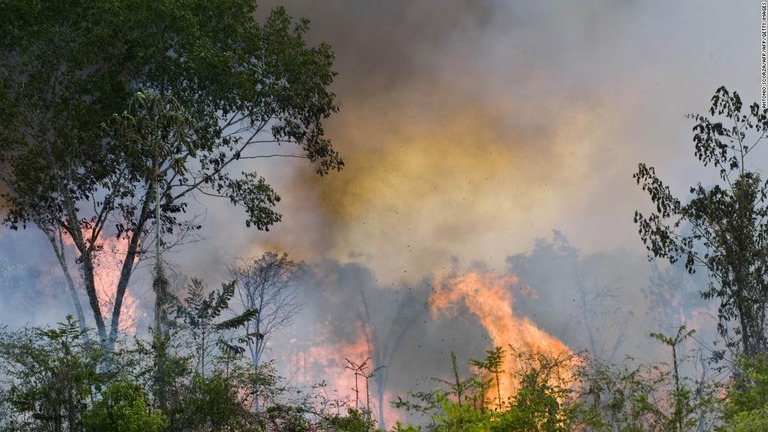 アマゾン火災対策の支援金についてブラジル大統領が受け入れる可能性を示唆/ANTONIO SCORZA/AFP/AFP/Getty Images