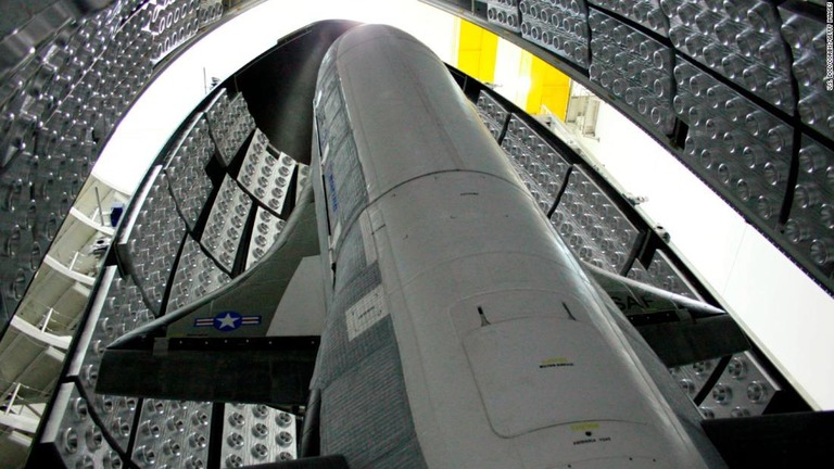 米空軍の実験用無人宇宙船「Ｘ３７Ｂ」がミッション期間の最長記録を更新/U.S. DoD/Corbis/Getty Images