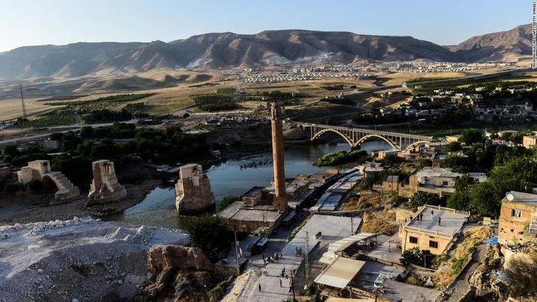 トルコでのダム建設で、１万２０００年の歴史を持つ古代都市が水没するという/YASIN AKGUL/AFP/AFP/Getty Images