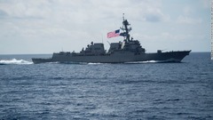 米海軍艦、中国領有権主張の島近くを航行　南シナ海