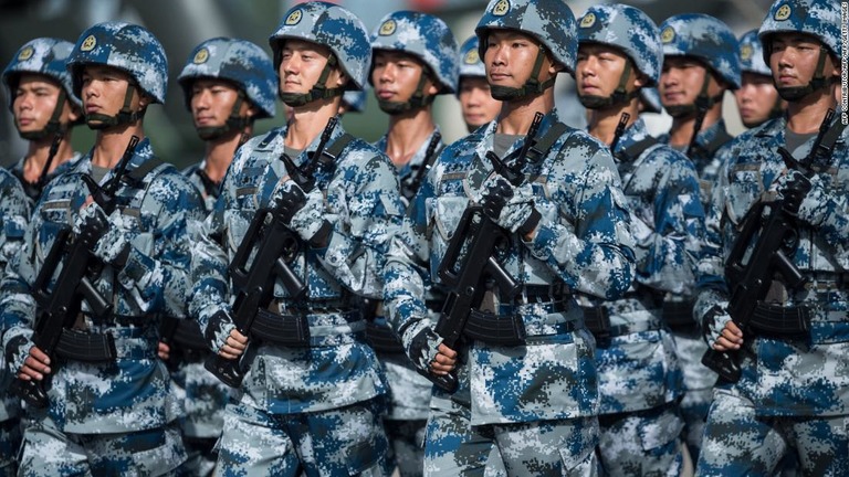 中国が香港に駐屯する人民解放軍部隊の「入れ替え」を行った/AFP Contributor/AFP/AFP/Getty Images