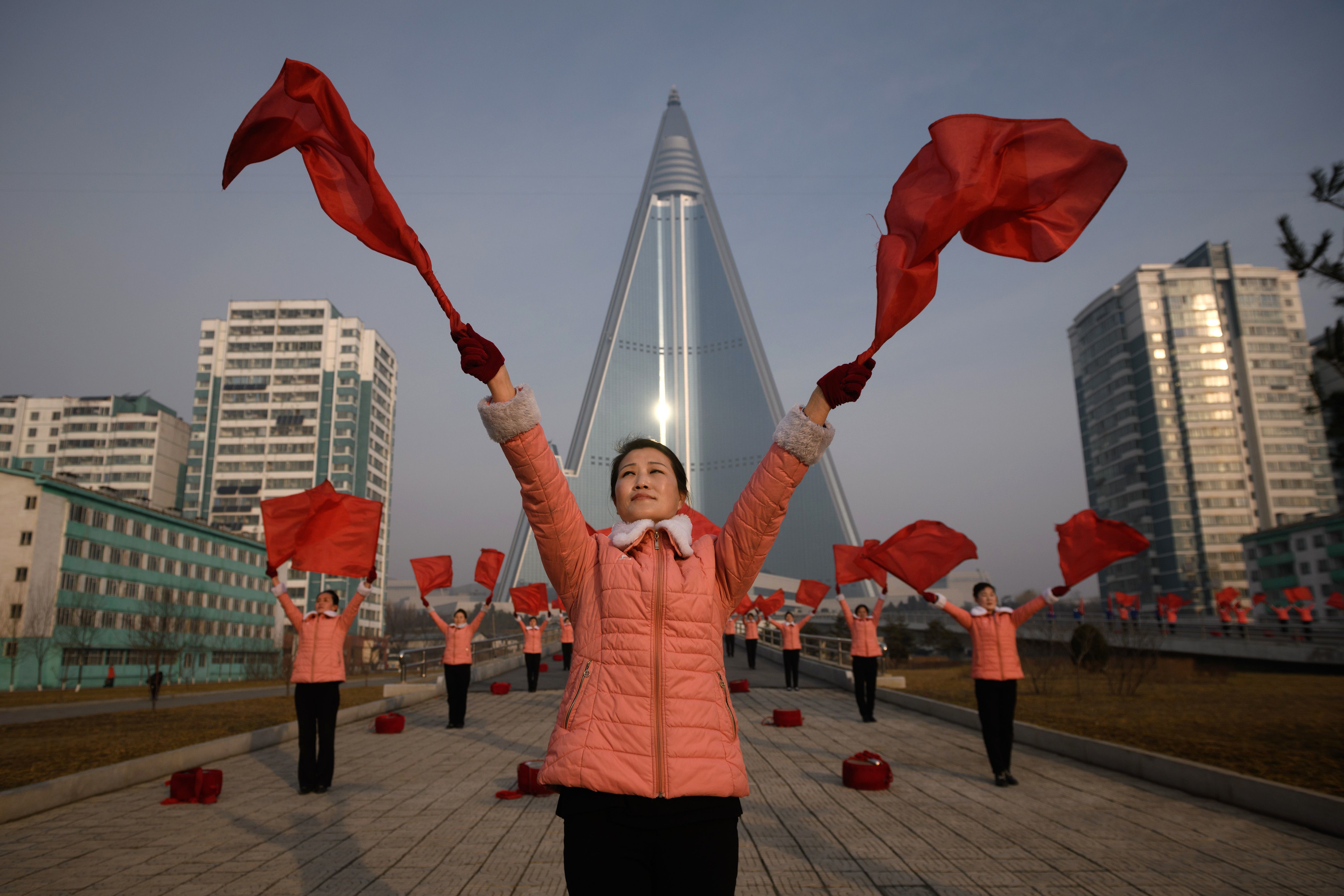 柳京ホテルの前で踊りを披露する朝鮮社会主義女性同盟のメンバー=2019年/ED JONES/AFP/AFP/Getty Images