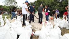 オレンジ郡の住民が土のうを作る＝２８日、オーランドのブランチャードパーク