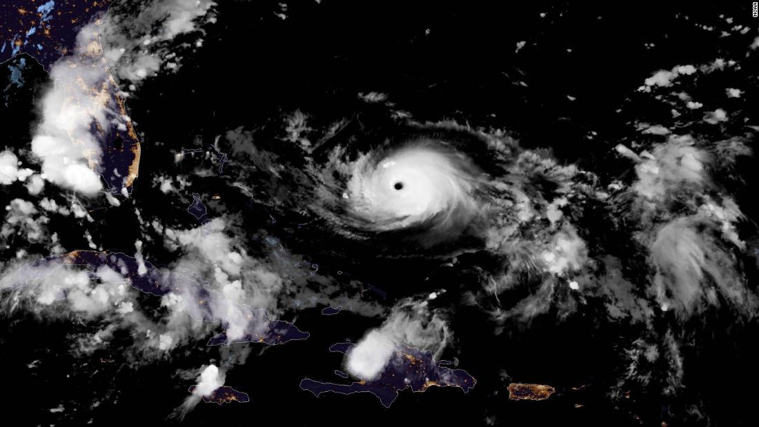 ３０日午後８時半に人工衛星から撮影したハリケーン「ドリアン」。同日遅くにカテゴリー４に発達/NOAA