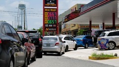 ガソリンスタンド前は車で渋滞＝２７日、プエルトリコ・マヤゲス