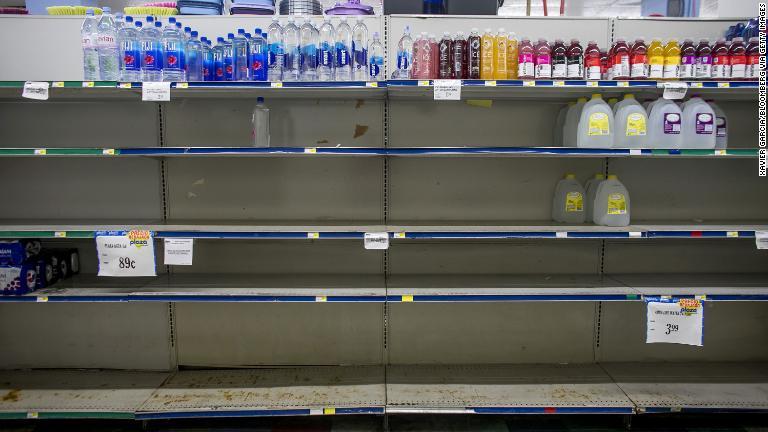 米領プエルトリコ・パティラスのスーパーマーケットの棚は空に＝２８日/Xavier Garcia/Bloomberg via Getty Images