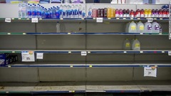 米領プエルトリコ・パティラスのスーパーマーケットの棚は空に＝２８日