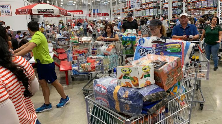 フロリダ州デイビーでコストコに並ぶ買い物客/Brynn Anderson/AP