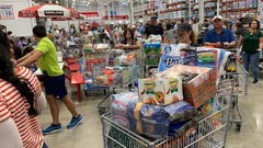 フロリダ州デイビーでコストコに並ぶ買い物客
