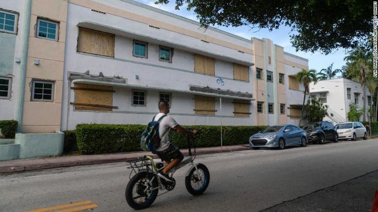 マイアミビーチにある建物は窓を木で覆って防御を固める＝２９日/Eva Marie Uzcategui/AFP/Getty Images