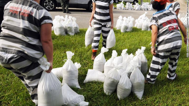 女性の受刑者が監督下で土のうを準備する＝２９日、フロリダ州タイタスビル/Paul Hennessy/SOPA Images/LightRocket via Getty Images