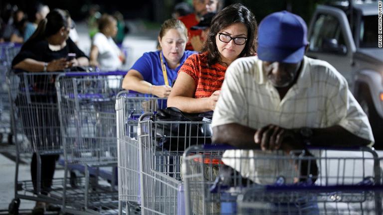 フロリダ州キシミーで列に並ぶ買い物客/Gregg Newton/Reuters