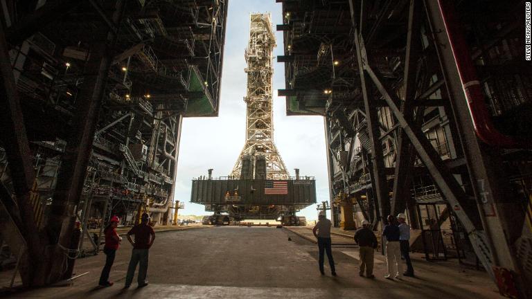 ドリアン来襲に備えケネディー宇宙センターの組み立て棟にアルテミスの発射タワーを戻す様子を見守るＮＡＳＡ職員/Steve Nesius/Reuters