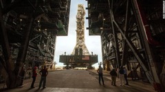 ドリアン来襲に備えケネディー宇宙センターの組み立て棟にアルテミスの発射タワーを戻す様子を見守るＮＡＳＡ職員
