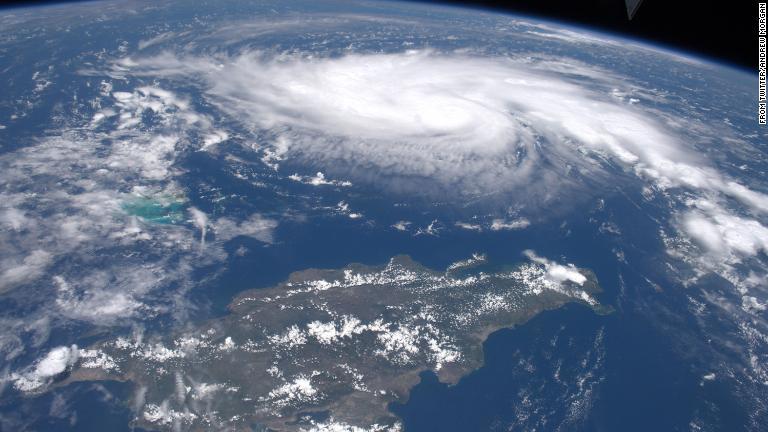 ハリケーンドリアンを宇宙ステーションから撮影。宇宙飛行士のアンドリュー・モーガン氏がツイッターに投稿。「ハイチとドミニカ共和国の北川のカリブ海を進むハリケーンを２９日に撮影した」/from Twitter/Andrew Morgan