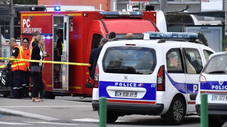 事件現場に派遣された救急車両/PHILIPPE DESMAZES/AFP/Getty Images