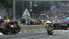 香港デモ１３週目　政府本部前で警官隊と衝突、バリケード炎上も