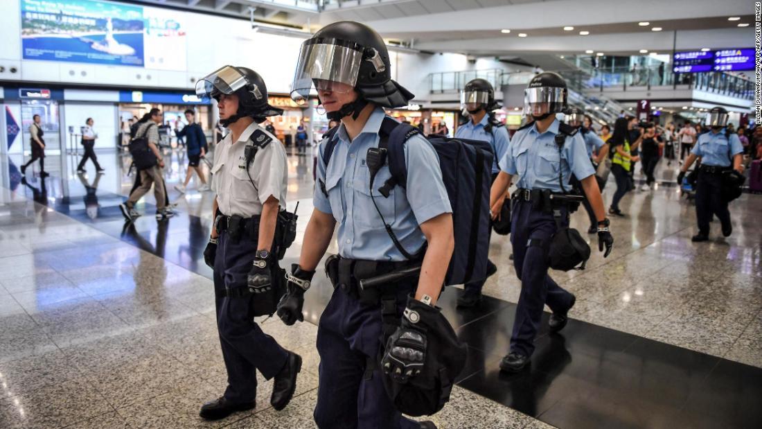 バスターミナルにデモ参加者が集まったことを受けて派遣された警官/LILLIAN SUWANRUMPHA/AFP/thoGetty Images